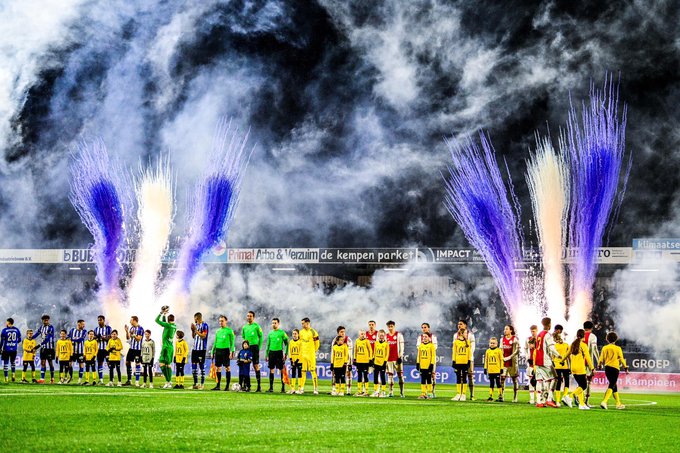 VOETBALWEDSTRIJD VUURWERK